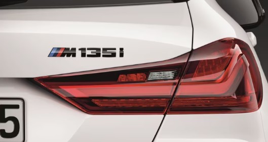 BMW M Performance Beschriftung Heckklappe Schwarz lackiert für 1er F40 M135i 51142472850